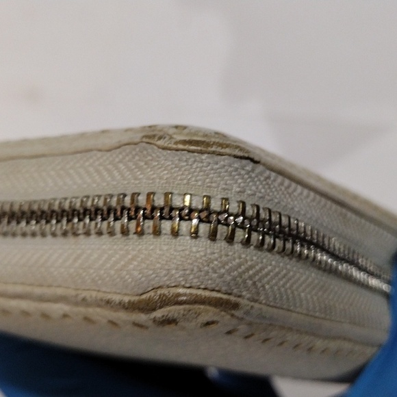 Coach Off-White Zip Wallet – Perforated C Logo Clutch | Elegant Designer Style - Picture 10 of 14